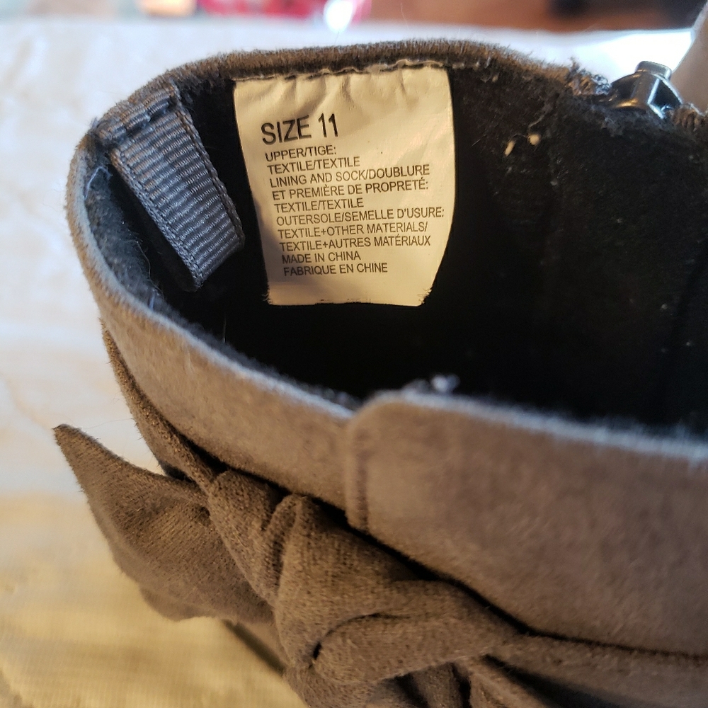 Girls ankle boots.